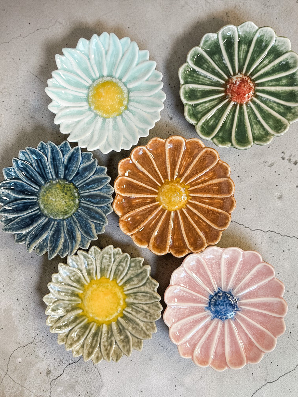 Ceramic Flower Shaped Plate with Reactive Glaze