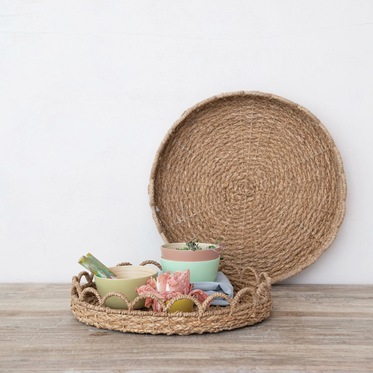 Scalloped Edge Circular Woven Seagrass Tray